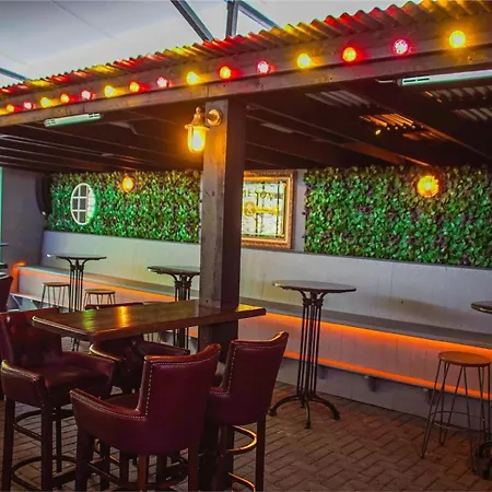 Ewings Bar & Self-catering Oda ve Kahvaltı