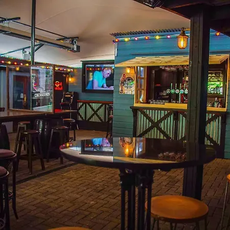 לינה וארוחת בוקר Ewings Bar & Self-catering