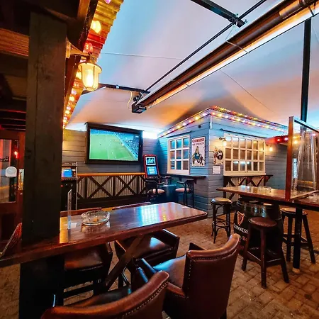 Ewings Bar & Self-catering לינה וארוחת בוקר קרלו