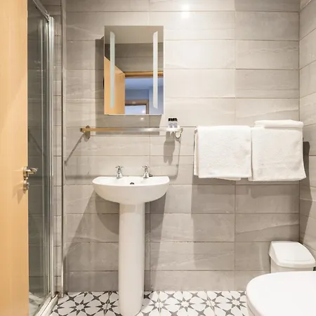 לינה וארוחת בוקר Ewings Bar & Self-catering קרלו