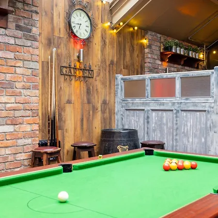 Ewings Bar & Self-catering לינה וארוחת בוקר