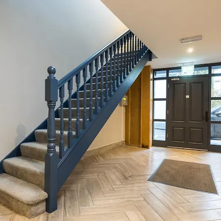 Ewings Bar & Self-catering לינה וארוחת בוקר 2*