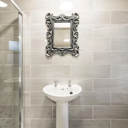 Ewings Bar & Self-catering 2*