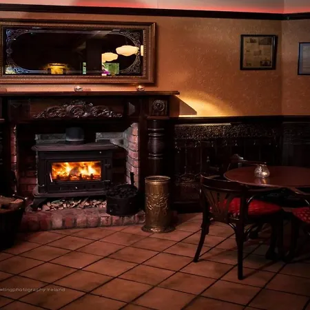 לינה וארוחת בוקר Ewings Bar & Self-catering