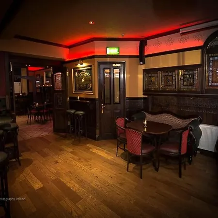 Ewings Bar & Self-catering לינה וארוחת בוקר קרלו