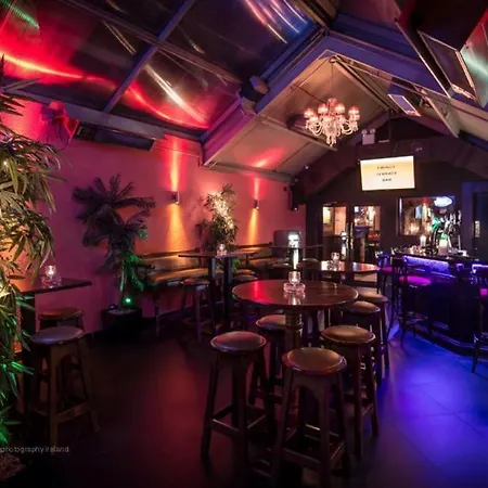 Ewings Bar & Self-catering לינה וארוחת בוקר 2*